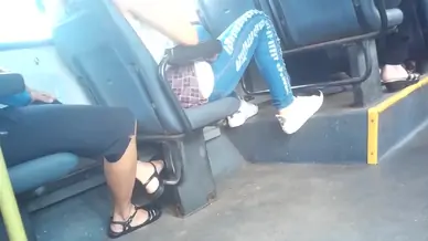 Cavala de perna aberta no onibus