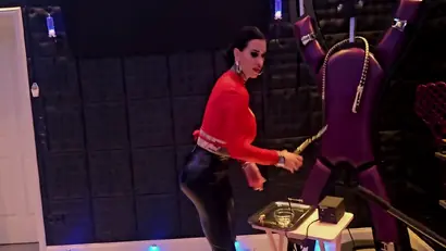 Miss alessa milano in auf der streckbank